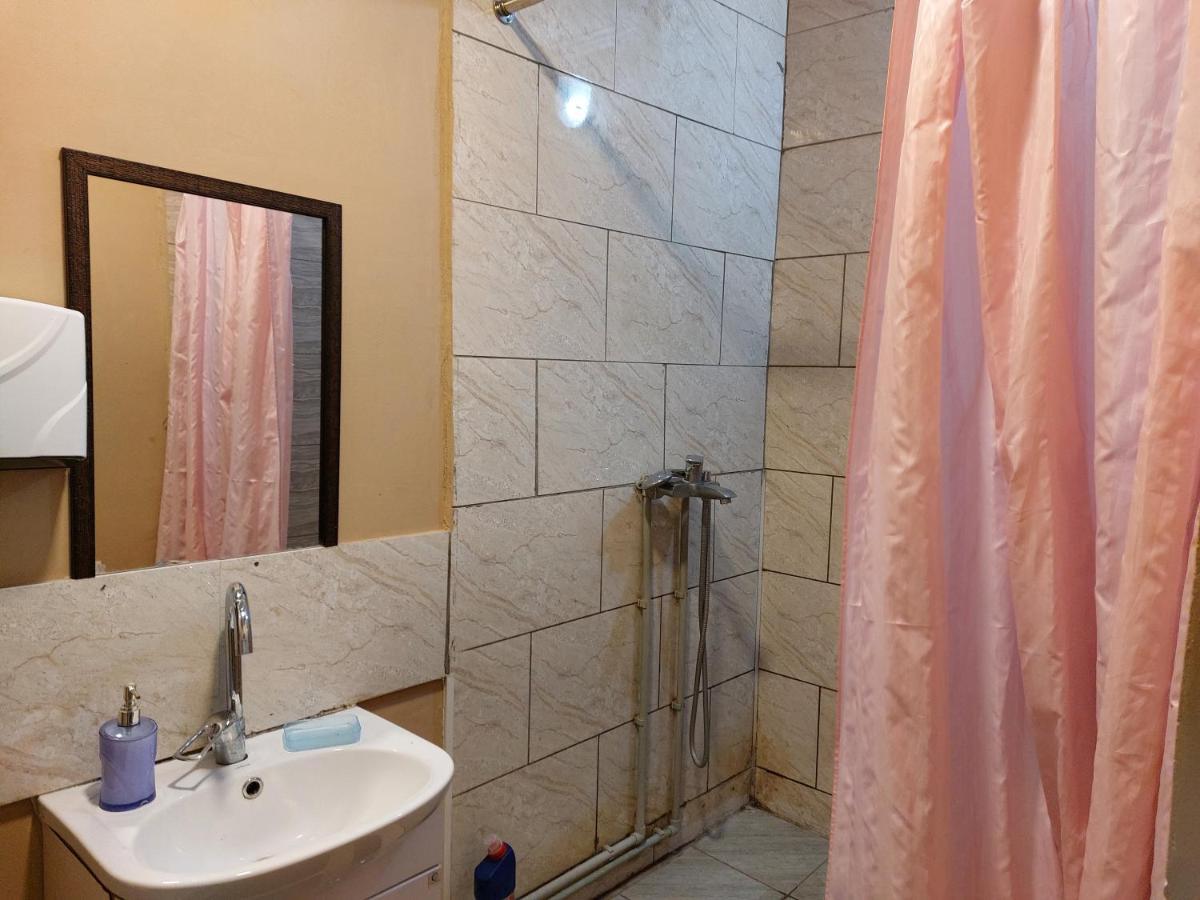 Konok Center Osh Hotel ภายนอก รูปภาพ